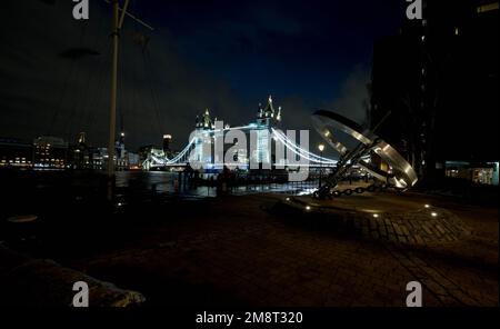 Tower Bridge e orologio scultura, Londra, Inghilterra Foto Stock