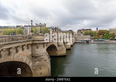 Punto di riferimento il Pont Neuf Bridge è il più antico ponte che attraversa la Senna a Parigi, Francia, Europa Foto Stock