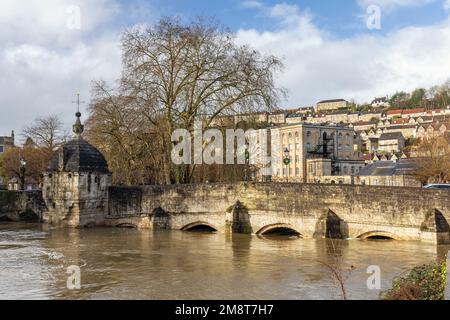 Il fiume gonfio Avon a Bradford su Avon Wiltshire. Forti precipitazioni hanno fatto scoppiare le rive del fiume Avon. Gennaio 2023. Wiltshire, Inghilterra, Regno Unito Foto Stock