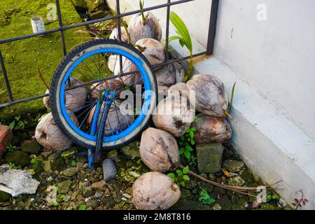 Cumulo di pneumatici da bicicletta scartati in un deposito Foto Stock