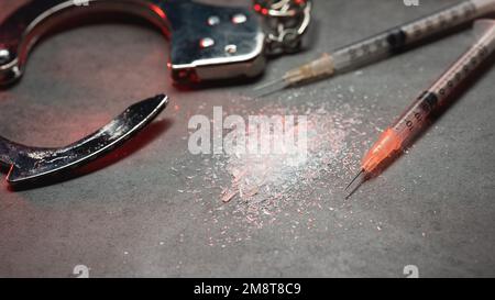 Manette, siringa e polvere di farmaco Foto Stock