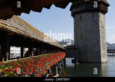 Ponte della Cappella (Kapelbrücke) e Water Tower sul fiume Reuss, Lucerna, Svizzera con il Monte Pilatus sullo sfondo Foto Stock