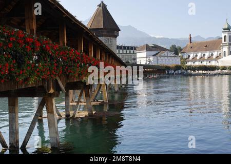 Ponte della Cappella (Kapelbrücke) e Water Tower sul fiume Reuss, Lucerna, Svizzera con il Monte Pilatus sullo sfondo Foto Stock