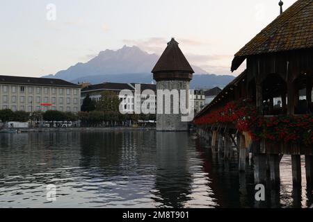 Ponte della Cappella (Kapelbrücke) e Water Tower sul fiume Reuss, Lucerna, Svizzera con il Monte Pilatus sullo sfondo Foto Stock