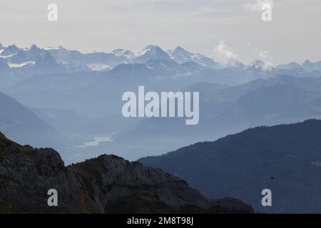 Vista dal Monte Pilatus verso l'Eiger e la Jungfrau, Svizzera Foto Stock
