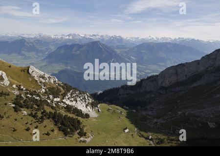 Vista dal Monte Pilatus verso l'Eiger e la Jungfrau, Svizzera Foto Stock