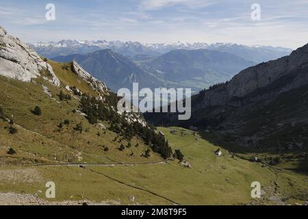 Vista dal Monte Pilatus verso l'Eiger e la Jungfrau, Svizzera Foto Stock