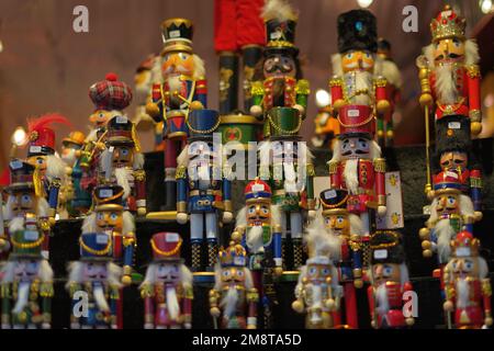Giocattoli Nutcracker in vendita nelle bancarelle del mercato invernale, Germania, inverno 2022 Foto Stock