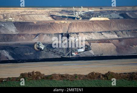 Erkelenz, Germania. 15th Jan, 2023. Vista sull'area mineraria a cielo aperto vicino a Lützerath. La società energetica RWE vuole scavare il carbone che si trova sotto Lützerath - a questo scopo, il borgo sul territorio della città di Erkelenz presso la miniera lignite opencast Garzweiler II è da demolire Credit: Thomas Banneyer/dpa/Alamy Live News Foto Stock