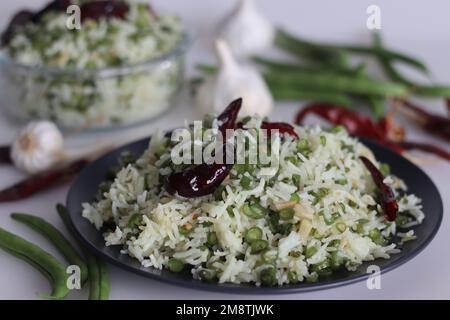 Riso fritto con fagioli d'aglio freddi bruciati. Riso Basmati con abbondante quantità di aglio e peperoncini rossi insieme a fagioli saltati preparati in stile cinese. Scatto Foto Stock