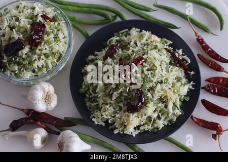 Riso fritto con fagioli d'aglio freddi bruciati. Riso Basmati con abbondante quantità di aglio e peperoncini rossi insieme a fagioli saltati preparati in stile cinese. Scatto Foto Stock