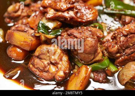 Brasato di pollo piccante con verdure Foto Stock