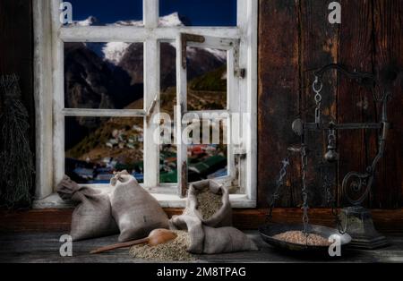 Vista attraverso una finestra di legno a Namsche in Nepal Foto Stock