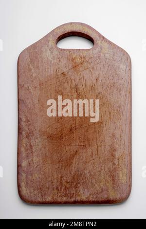 altes Hilzschneidebrett mit Messer Foto Stock