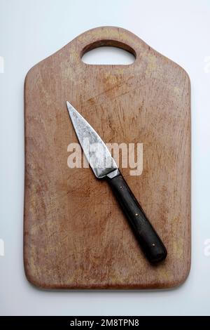 altes Hilzschneidebrett mit Messer Foto Stock
