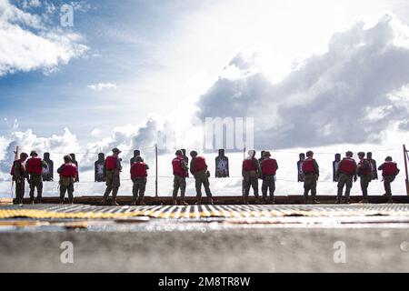 Oceano Pacifico. 11th Dec, 2022. STATI UNITI Marines e marinai con il Battalion Landing Team 2/4, 13th Marine Expeditionary Unit, valutano gli obiettivi partecipando a una serie di scontri a fuoco zero a bordo di una nave d'assalto anfibio USS Makin Island (LHD 8), dicembre. 12. Mantenere la precisione delle armi e la competenza degli sparatutto è fondamentale per la preparazione della missione come unità di risposta alle crisi. Il 13th MEU viene imbarcato con il Makin Island Amphibious Ready Group, composto dalle navi portuale Makin Island e da trasporto anfibio USS Anchorage (LPD 23) e USS John P. Murtha (LPD 26), e operante negli Stati Uniti Foto Stock