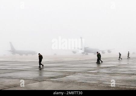 Selfridge Air National Guard Bas, Michigan, USA. 4th Jan, 2023. Gli aerei dello Squadrone di rifornimento aereo 171st, Selfridge Air National Guard base, Michigan, conducono una passeggiata a oggetti estranei (FOD) sul campo d'aviazione dove i KC-135 Stratotankers sono parcheggiati come una fitta nebbia rotola in gennaio. 4, 2023. Le passeggiate FOD sono progettate per la pulizia di un'area o di una linea di volo, il recupero di rifiuti, rocce, oggetti metallici sfusi o qualsiasi altra cosa che possa essere o potrebbe diventare un pericolo per gli aerei o il personale. Credito: USA Guardia Nazionale/ZUMA Press Wire Service/ZUMAPRESS.com/Alamy Notizie dal vivo Foto Stock