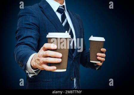 Uomo d'affari che offre caffè in tazza di carta. Uomo d'affari offre una tazza di caffè Foto Stock