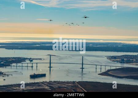 Charleston, Carolina del Sud, Stati Uniti. 5th Jan, 2023. Ventiquattro aerei C-17 Globemaster III assegnati agli Stati Uniti Air Force's 437th e Air Force Reserve's 315th Airlift Wing presso la Joint base Charleston, S.C. sorvolano Charleston, S.C. durante l'esercizio Mission Generation 23, 5 gennaio 2023. L'esercizio Mission Generation dimostra la rapida mobilità e le capacità congiunte che il Team Charleston può eseguire per il Dipartimento della Difesa e come l'innovazione alimenta la superiorità dell'aria. Credito: USA Air Force/ZUMA Press Wire Service/ZUMAPRESS.com/Alamy Live News Foto Stock