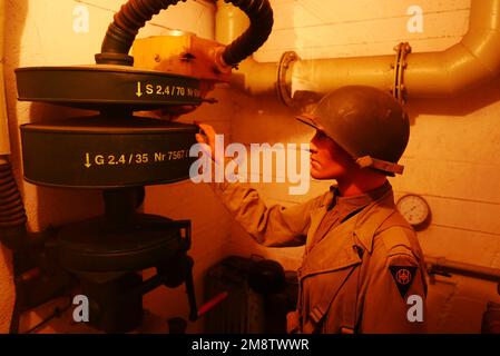 Soldato americano e filtro dell'aria tedesco a Fort de la Cite d'Alet, 39-45 Mémorial, WW II, Saint-Malo, Ille-et-Vilaine, Bretagne, Francia, Europa Foto Stock