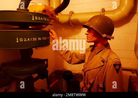 Soldato americano e filtro dell'aria tedesco a Fort de la Cite d'Alet, 39-45 Mémorial, WW II, Saint-Malo, Ille-et-Vilaine, Bretagne, Francia, Europa Foto Stock