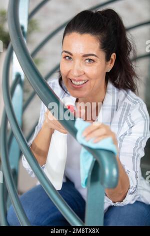 ritratto di una giovane ragazza sorridente con flacone spray Foto Stock