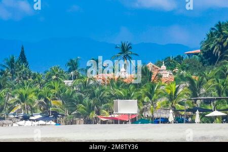 Montagne e colline all'orizzonte nel paradiso tropicale a Zicatela Puerto Escondido Oaxaca Messico. Foto Stock