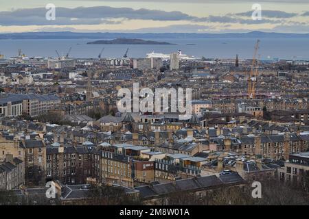 Edimburgo Scozia, Regno Unito 15 gennaio 2023. Vista verso la Forth da Calton Hill. credito sst/alamy notizie dal vivo Foto Stock