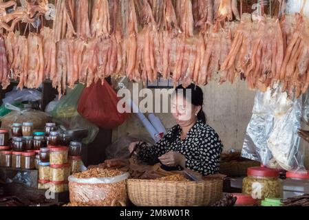 Bancarella alimentare, Phsar Chas (Vecchio mercato), Siem Reap, Cambogia Foto Stock