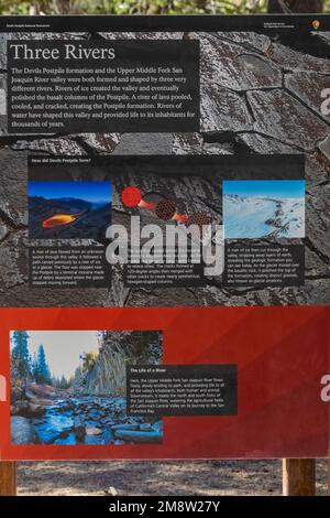 Segno interpretativo che mostra il processo geologico che ha creato Devils Postpile National Monument, California, USA [No photography release; editoriale Foto Stock