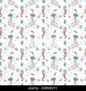 Conchiglie, stelle marine, cavallucci marini e meduse, coralli e bolle. Illustrazione con acquerello su sfondo bianco. Ripetizione senza giunture. Per tessuto Foto Stock