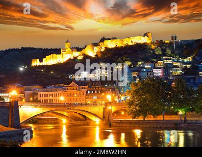 Tramonto spettacolare sull'antica fortezza di Narikala nella città vecchia di Tbilisi, Georgia. Foto Stock