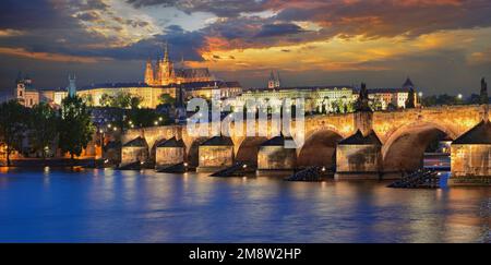 Panorama del fiume Moldava, Ponte Carlo e St La Cattedrale di Vito a Praga in serata. Karluv Most, Prazsky hrad. Repubblica Ceca. Foto Stock