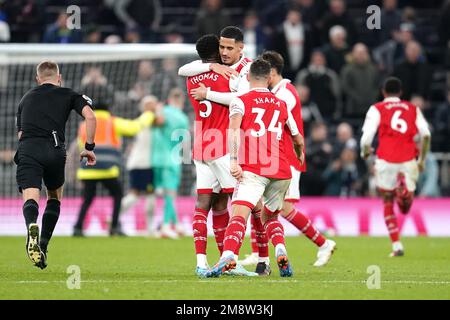 Thomas Partey e William Saliba dell'Arsenal festeggiano come Richarlison di Tottenham Hotspur e Aaron Ramsdale, portiere dell'Arsenal, si scontrano sullo sfondo dopo il fischio finale della partita della Premier League al Tottenham Hotspur Stadium, Londra. Data immagine: Domenica 15 gennaio 2023. Foto Stock