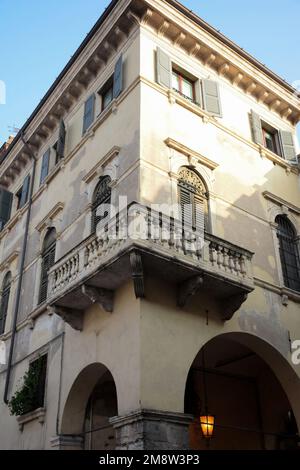 Balcone d'angolo decorativo in pietra di un antico edificio con diversi piani nel centro storico Foto Stock