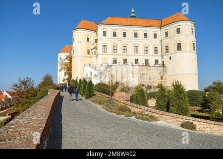 Il castello di Mikulov, uno dei castelli più importanti della Moravia meridionale, vista dalla città di Mikulov, Repubblica Ceca Foto Stock