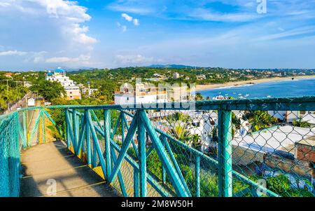 Ponte pedonale passaggio pedonale passerella passerelle skyway con vista panoramica a Zicatela Puerto Escondido Oaxaca Messico. Foto Stock