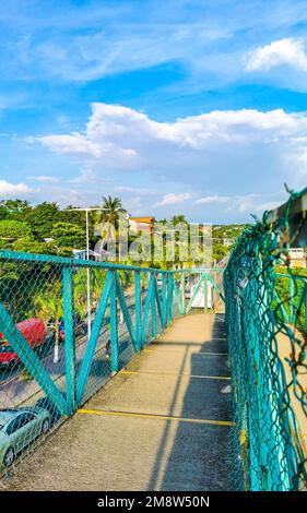 Ponte pedonale passaggio pedonale passerella passerelle skyway con vista panoramica a Zicatela Puerto Escondido Oaxaca Messico. Foto Stock