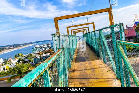 Ponte pedonale passaggio pedonale passerella passerelle skyway con vista panoramica a Zicatela Puerto Escondido Oaxaca Messico. Foto Stock