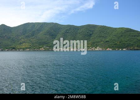 La pittoresca baia di Cattaro vista da Perast, una città portuale in Montenegro Foto Stock