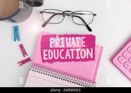 Scrittura a mano segno Istruzione privata. Panoramica aziendale relativa all'utilizzo di persone particolari o di gruppi Foto Stock