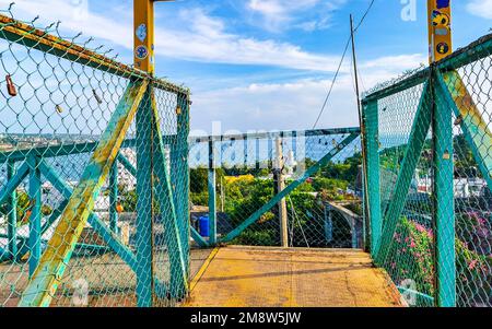 Ponte pedonale passaggio pedonale passerella passerelle skyway con vista panoramica a Zicatela Puerto Escondido Oaxaca Messico. Foto Stock