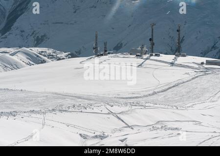 antenna gsm lte di comunicazione per telefono cellulare, stazione satellitare di montagna Foto Stock