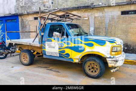 Vari veicoli fuoristrada 4x4 pick-up messicani a Puerto Escondido zicatela Oaxaca Messico. Foto Stock