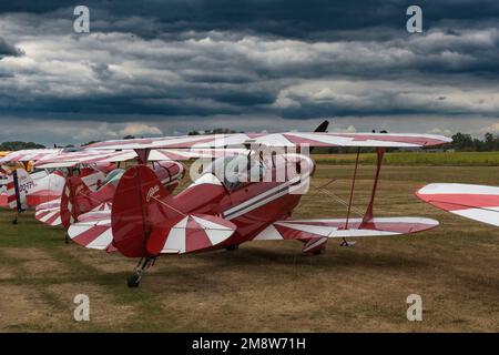 Hasselt. Limburgo - Belgio 27-08-2022. Velivoli biplanari vintage. Mostra pubblica di vari modelli. Velivoli sul campo d'aviazione d'erba contro a dar nuvoloso Foto Stock