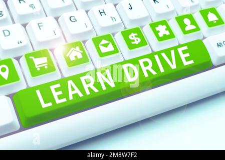 Testo che mostra l'ispirazione Learn Drive. Parola scritta per acquisire la conoscenza o l'abilità nella guida di un veicolo a motore Foto Stock