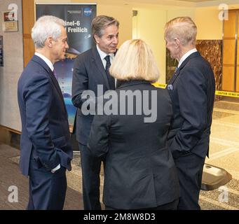 Washington, Stati Uniti d'America. 13 gennaio 2023. Il Segretario di Stato degli Stati Uniti Tony Blinken, 2nd a sinistra, parla con l'Amministratore della NASA Bill Nelson come Vice Amministratore della NASA Pam Melroy, a destra, e gli Stati Uniti Ambasciatore in Giappone Rahm Emanuel, partito, guarda avanti prima di una cerimonia di firma che estende la collaborazione spaziale con il Giappone alla sede della NASA, 13 gennaio 2023 a Washington, D.C. Credit: Freddie Everett/Dipartimento di Stato Foto/Alamy Live News Foto Stock