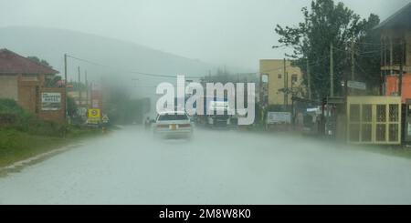 Guida su strade asfaltate/autostrade in Uganda, Africa orientale, fotografata dall'interno di un veicolo in movimento. Foto Stock