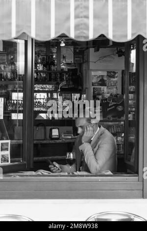 Caffè e bar a Venezia con cene e bevitori che si rilassano in una giornata estiva Foto Stock