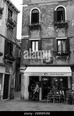 Caffè e bar a Venezia con cene e bevitori che si rilassano in una giornata estiva Foto Stock